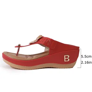 Vista detallada de las sandalias de cuña rojas para mujer que muestra la altura del tacón de 5,5 cm.