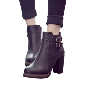 Bottines rétro noires à talons épais avec doubles boucles pour femmes, fond blanc