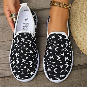 Vista detallada de mocasines transpirables para mujer con motivos de estrellas y lunas