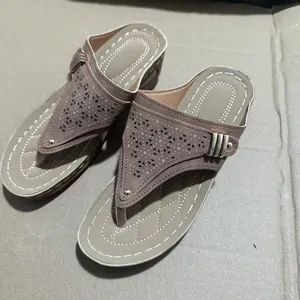 Detailansicht der Damen-Keil-Flip-Flops mit elegantem, ausgehöhltem Riemendesign