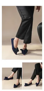 Mehrere Ansichten von marineblauen Strick-Ballerinas mit Rüschen an einem Model