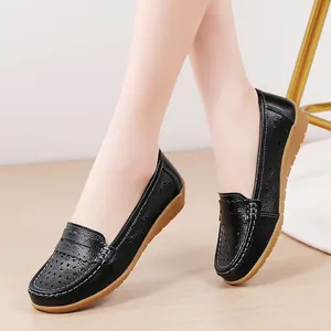 Detailansicht der schwarzen perforierten Leder-Slipper mit weicher Keilsohle für Damen