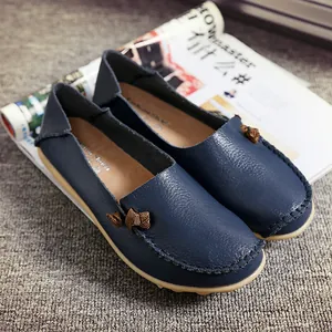 Elegante marineblaue Leder-Loafers für Damen mit braunen Knotendetails und flacher Sohle