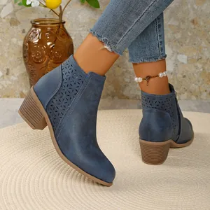 Blauwe Chelsea boots van imitatiesuède met opengewerkte patronen en blokhak.