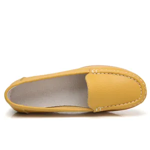 Stilvolle gelbe Leder-Loafer für Damen mit weißen Kontrastnähten und bequemer Keilsohle