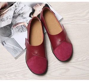 Detail roter Leder- und Wildleder-Loafer für Damen mit verstellbarem Klettverschluss