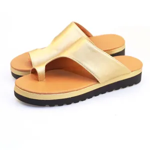 Gouden teenlus platform sandalen voor dames met een comfortabele dikke zool