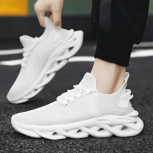 Zapatillas de correr de malla blanca transpirable con suela de cuchilla elegante y moderna