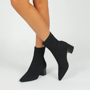 Nahaufnahme der schwarzen Stricktextur und des spitz zulaufenden Designs der Boots.