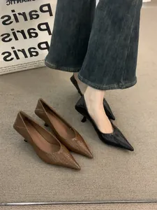 Elegantes salones franceses de punta tejida con tacón de aguja bajo en negro.