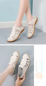 Detailansicht cremefarbener Retro-Leder-Sandalen mit bequemen Klettverschlüssen