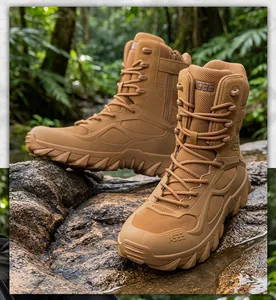 Detaillierte Ansicht robuster Wüstentaktikstiefel auf felsigem Waldboden im Freien