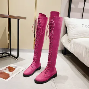 Vista completa di stivali sopra il ginocchio fucsia stringati con punta tonda chic