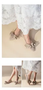 Detailansicht der atmungsaktiven beigen Strickflachschuhe mit elegantem Rüschendesign.