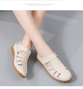 Beigefarbene handgefertigte Ledersandalen mit Klettverschluss und weicher Sohle für Damen