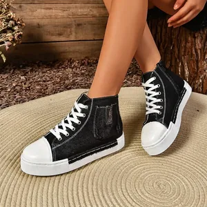 Gedetailleerde weergave van zwarte high-top canvas schoenen voor dames met dikke zolen