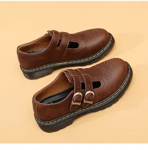 Vista dettagliata delle scarpe Mary Jane 8065 in pelle marrone con fibbie e cuciture.
