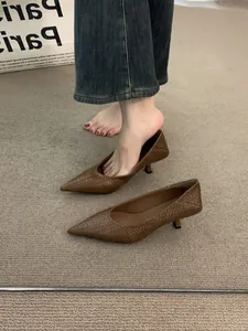 Elegantes zapatos de salón trenzados en color marrón con tacón de aguja bajo retro