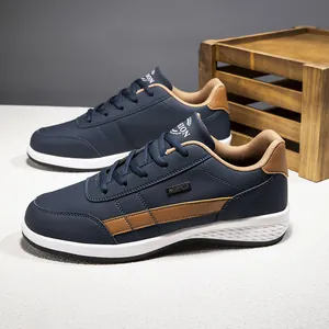 Zapatillas de exterior para hombre en azul oscuro con cuero impermeable y detalles café