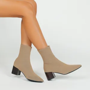 Elegante spitze Strickstiefeletten in Nude mit Blockabsatz in Holzoptik an einem Model