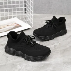 Detailansicht der schwarzen atmungsaktiven Strick-Socken-Sneaker mit bequemer rutschfester Sohle