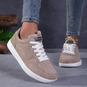 Vue latérale détaillée de baskets décontractées kaki avec semelles blanches sur modèle