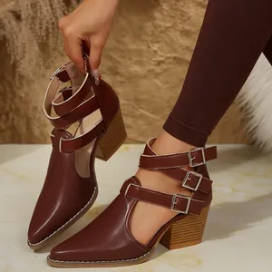 Détail de bottines rétro bordeaux à bout pointu, talon bloc et brides à boucles