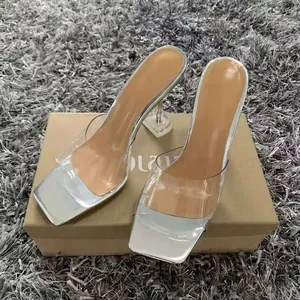Vue détaillée de sandales à bout carré argenté avec brides en PVC transparent et talons