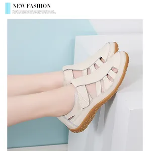 Detailansicht beige Rindsledersandalen mit weicher Sohle und Klettverschluss-Riemen