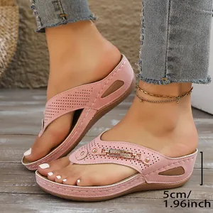 Roze teenslippers met sleehak voor dames met 5 cm platform en een decoratieve gesp