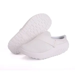 Vista detallada de mules de malla blanca para mujer con suela texturizada antideslizante moda