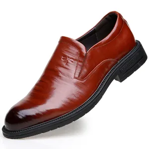 Élégantes chaussures de ville en cuir marron pour hommes avec détail de libellé