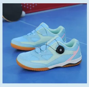 Vue détaillée des chaussures de badminton bleu clair pour femmes avec système de laçage rotatif