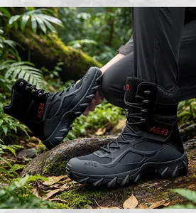Schwarze taktische Kampfstiefel mit rotem AS33-Logo im Detail einer Waldumgebung