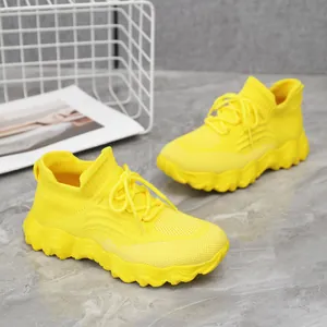 Detaillierte Ansicht des strukturierten Strickgewebes gelber atmungsaktiver Damen-Sneaker