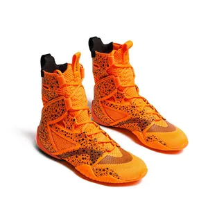Scarpe da boxe professionali alte in arancione vivace con dettagli leopardati neri audaci.