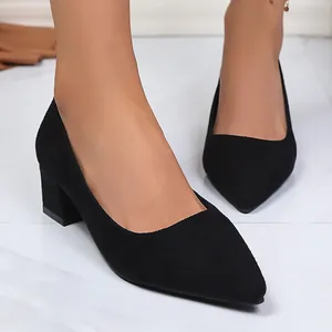 Elegante schwarze Wildleder-Pumps mit spitzer Zehenpartie und stabilem Blockabsatz fürs Büro