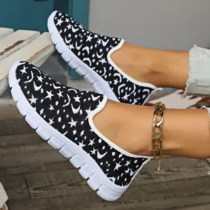 Primer plano de zapatillas sin cordones transpirabili para mujer con patrones de estrellas y luna