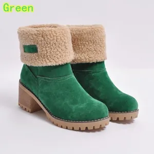 Detailansicht grüner Wildleder-Schneestiefel mit Blockabsatz und gemütlichem Fleecefutter