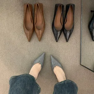 Elegantes zapatos de tacón bajo con punta tejida para mujer en gris marrón y negro