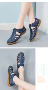 Detailansicht blauer Retro-Ledersandalen mit Klettverschluss und weichen Gummisohlen