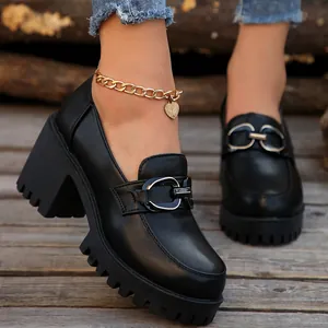 Dames loafers met blokhak, plateauzool en metalen gesp detail in zwart leerlook