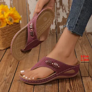Élégantes sandales compensées violettes avec design ajouré et talon de 6,0 cm pour femme.