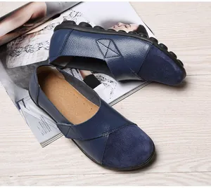 Detailansicht blauer Damen-Loafer mit Klettverschluss und strukturiertem Leder