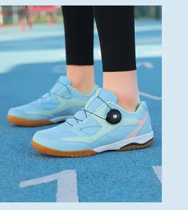 Chaussures de badminton bleu clair pour femmes avec un système de boucle rotative