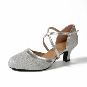Silberne Glitzer-Pumps mit geschlossenem Zehenbereich, mittelhohem Absatz und Riemen