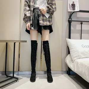 Stivali sopra il ginocchio stringati neri con punta tonda per un look chic e moderno