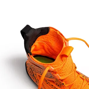Primo piano del colletto di una scarpa da boxe arancione con linguetta nera
