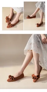 Nahaufnahme von braunen Strick-Ballerinas mit Rüschen und eleganter, spitzer Zehenpartie
