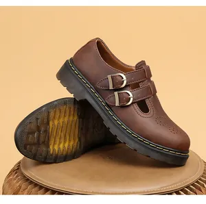 Dettaglio delle scarpe Mary Jane 8065 in pelle marrone premium con cuciture gialle.